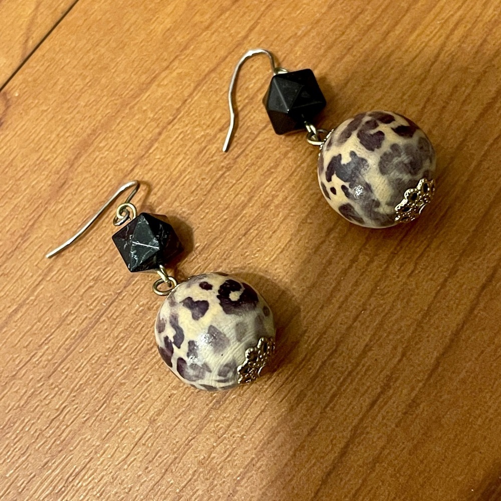 NWOT Leopard Print Beaded Earrings - Picture 3 of 9
